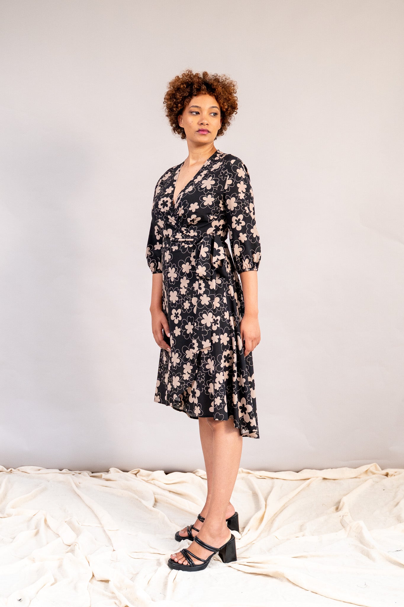 #color_black deepa flowers with beige outline