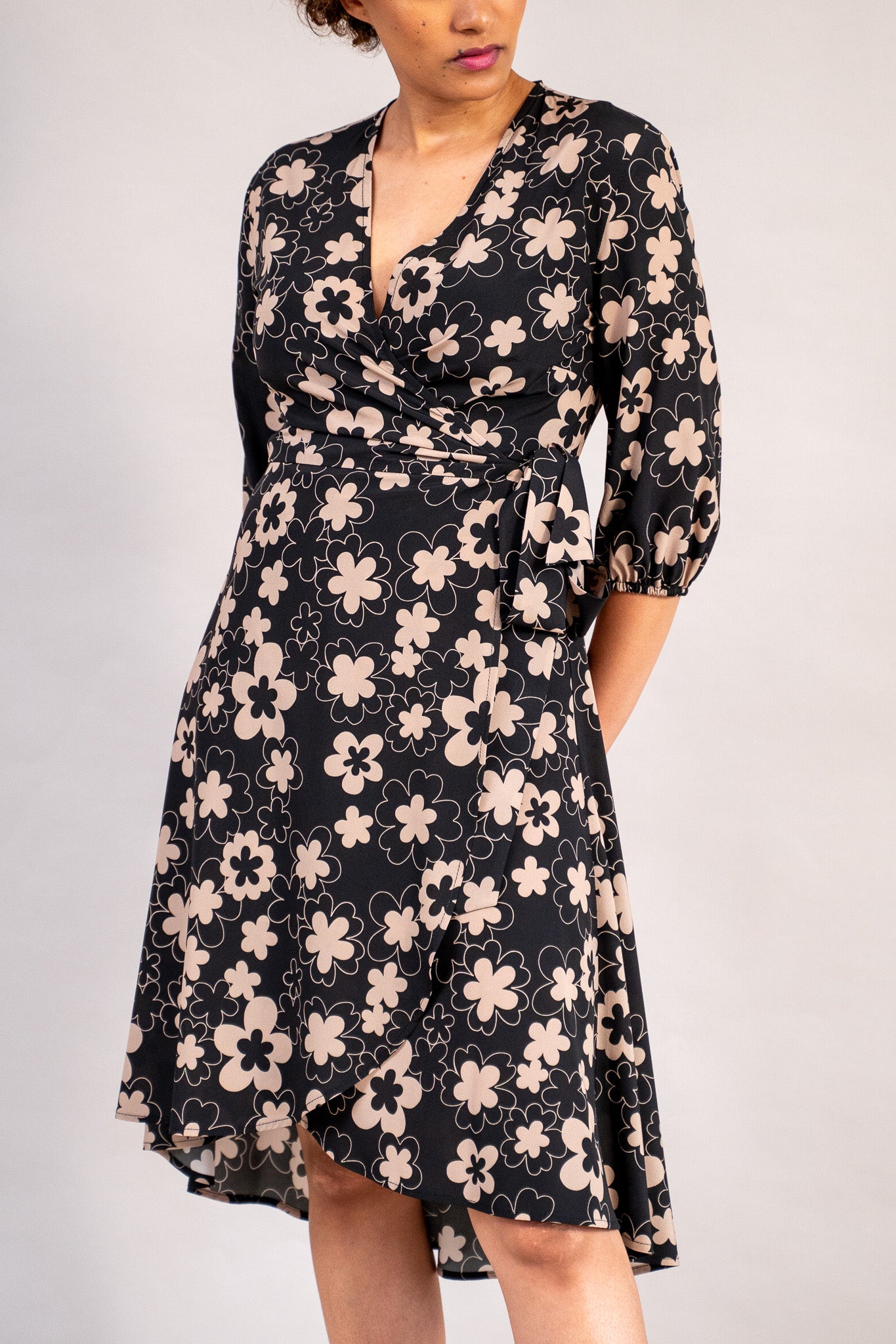 #color_black deepa flowers with beige outline