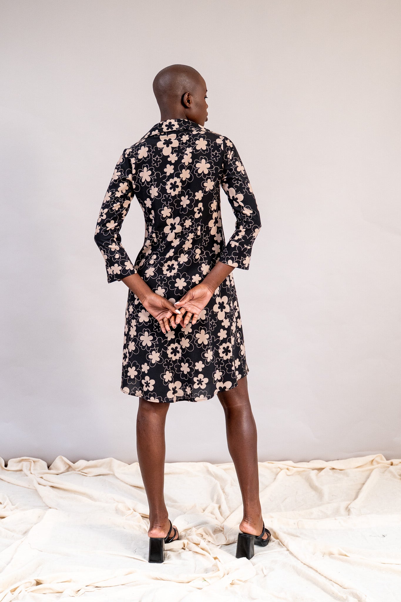 #color_black deepa flowers with beige outline