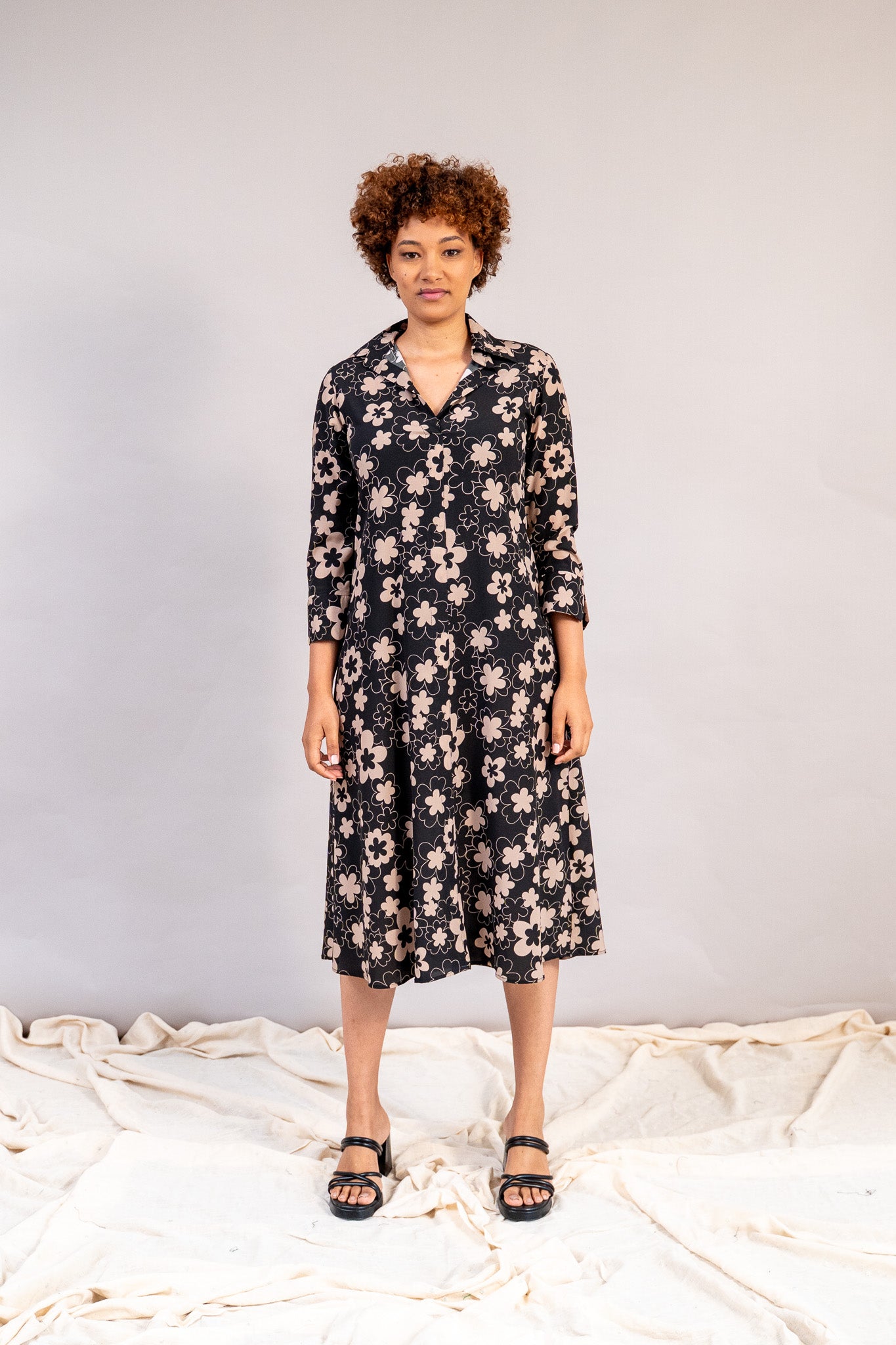 #color_black deepa flowers with beige outline