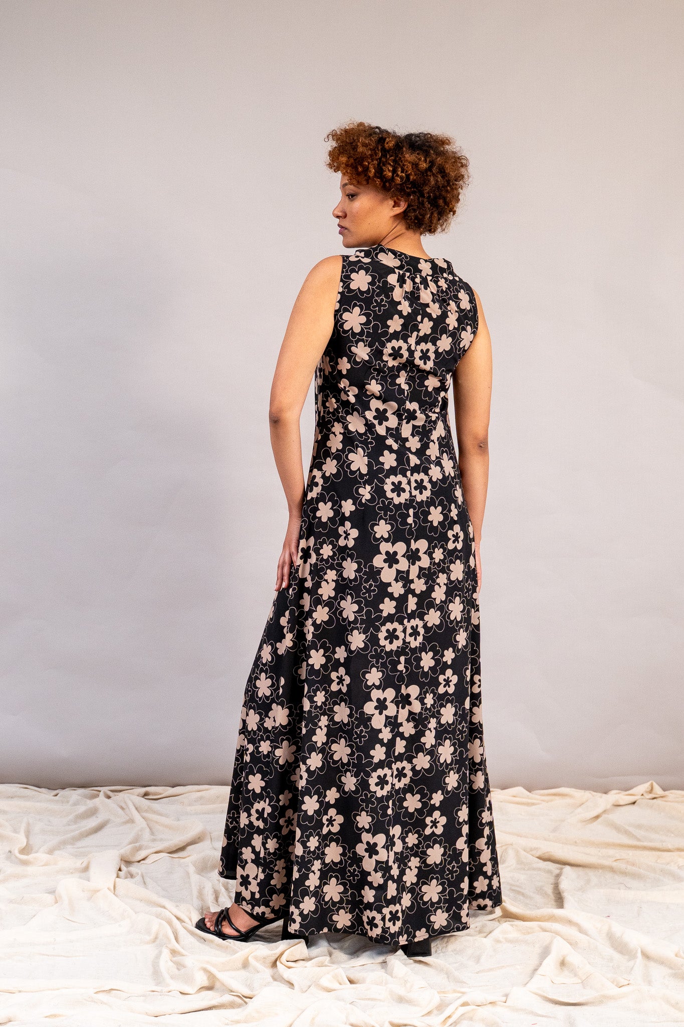 #color_black deepa flowers with beige outline