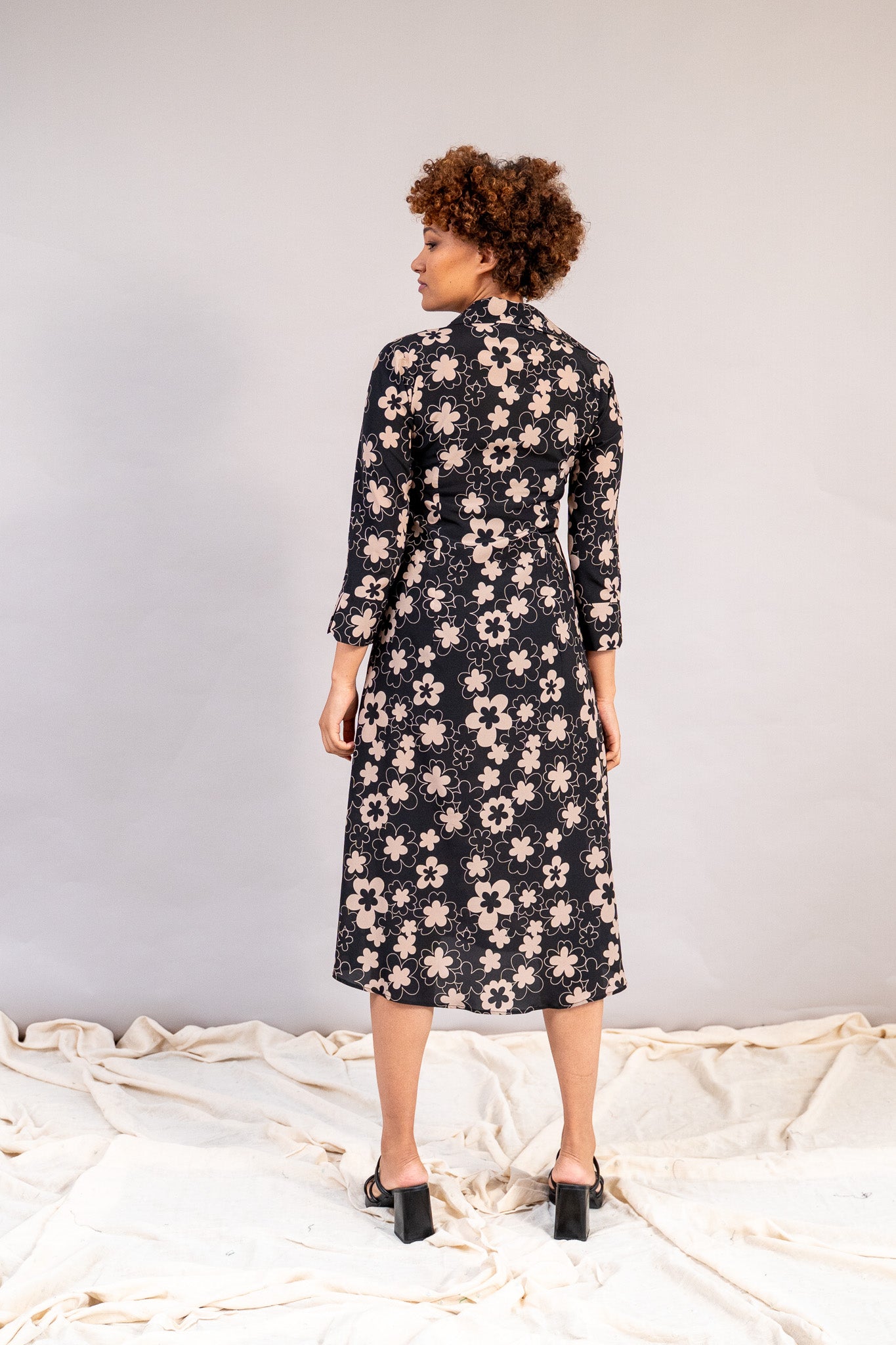 #color_black deepa flowers with beige outline