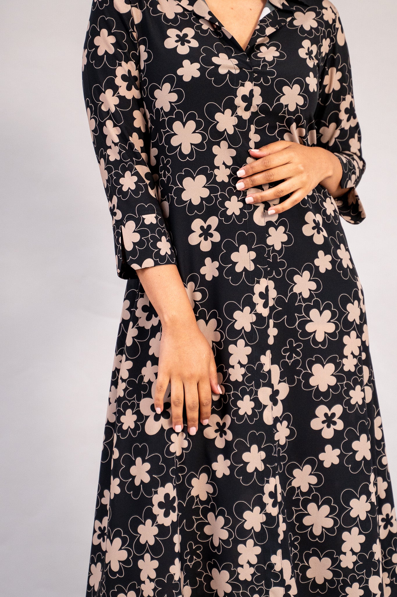 #color_black deepa flowers with beige outline