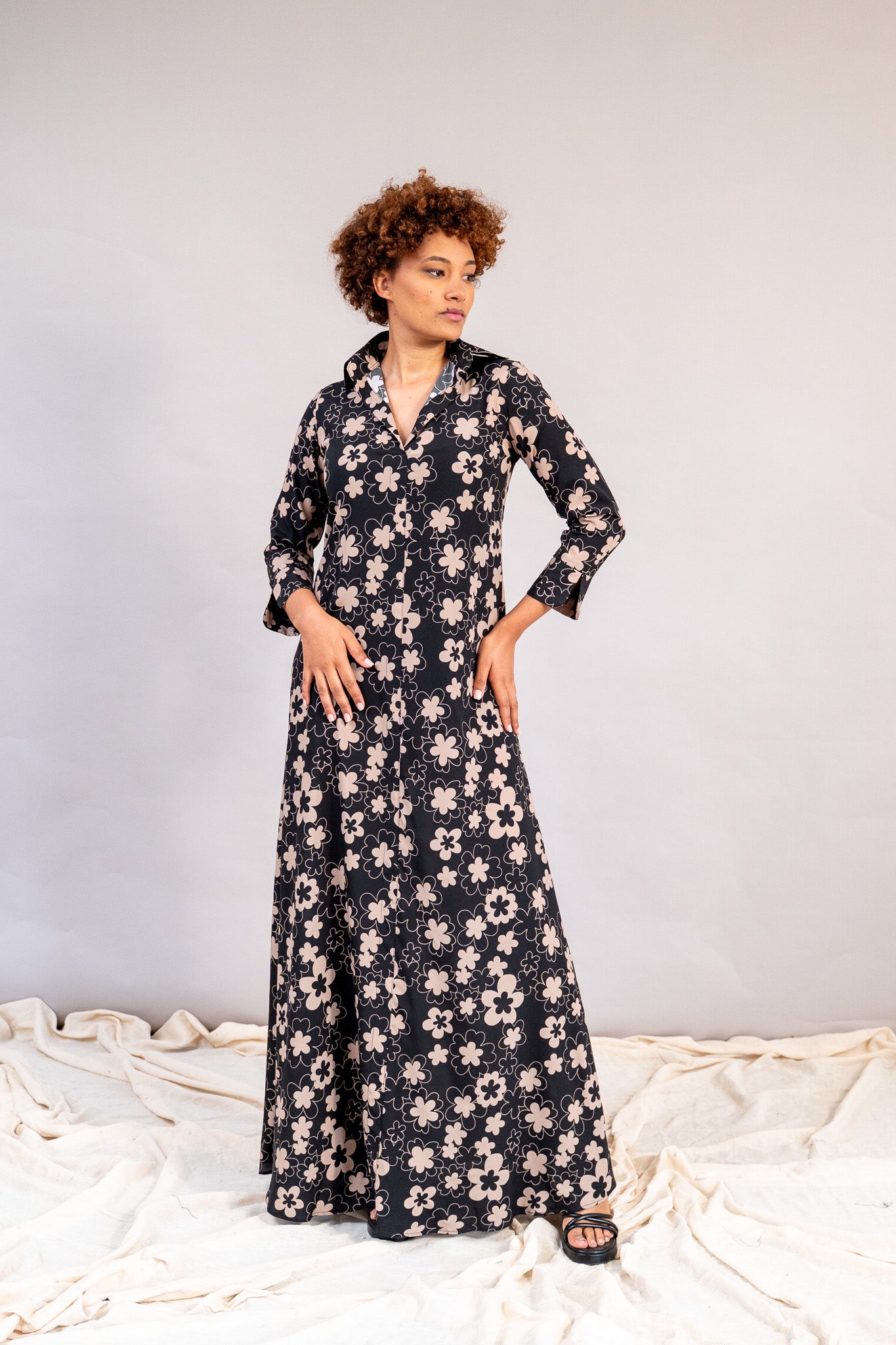#color_black deepa flowers with beige outline
