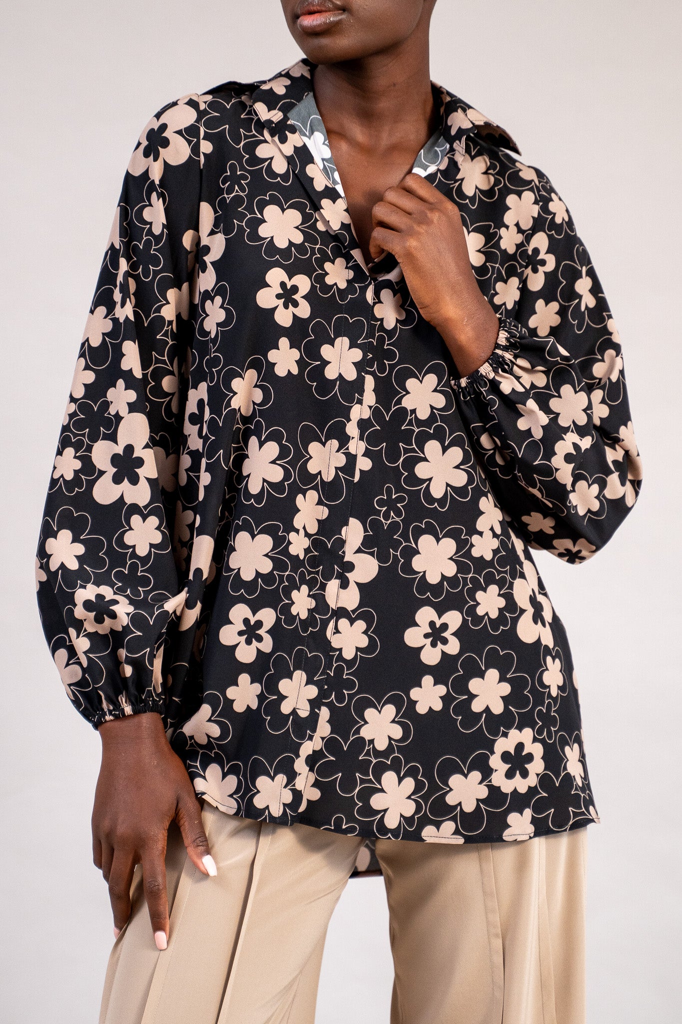 #color_black deepa flowers with beige outline