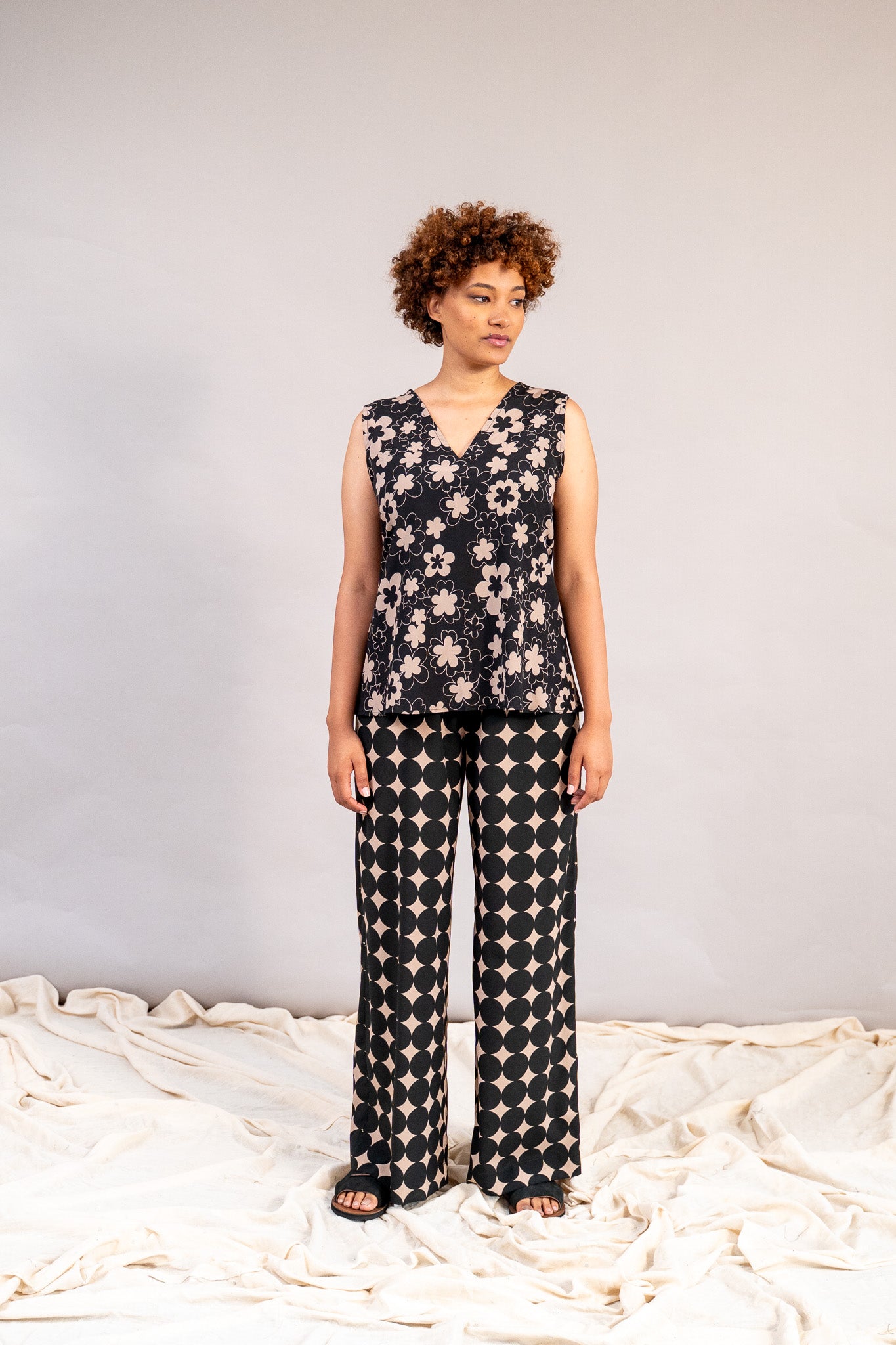 #color_black deepa flowers with beige outline