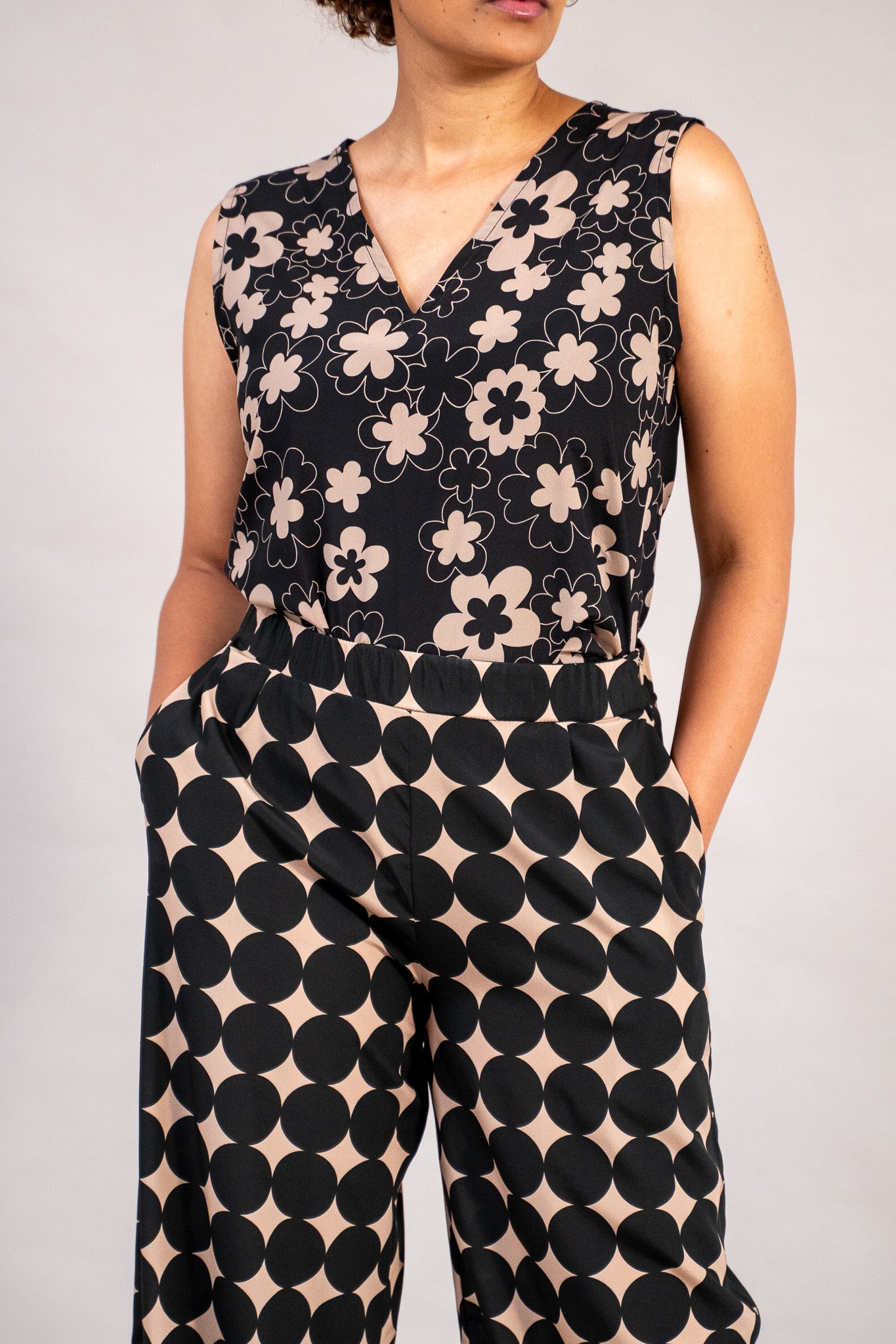 #color_black deepa flowers with beige outline