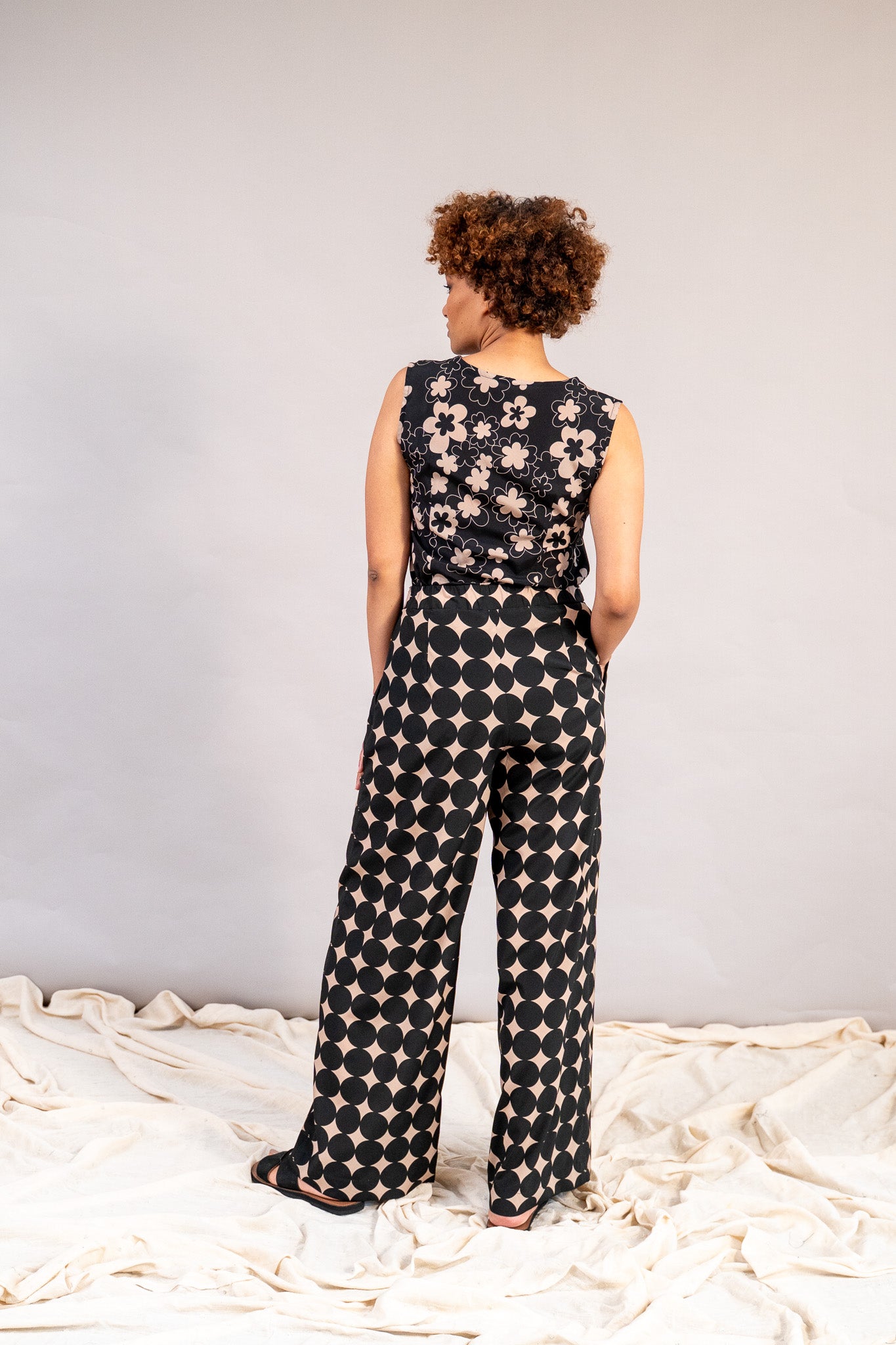 #color_black deepa flowers with beige outline