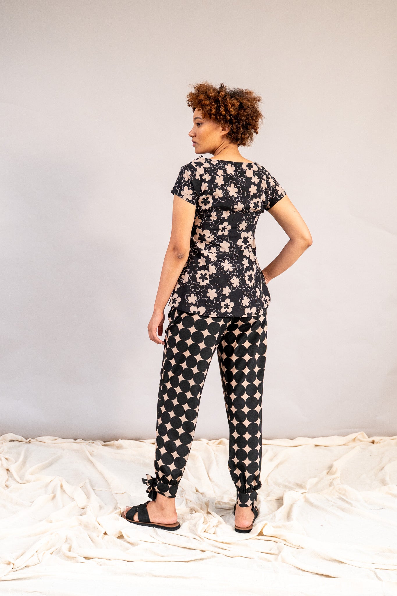 #color_black deepa flowers with beige outline