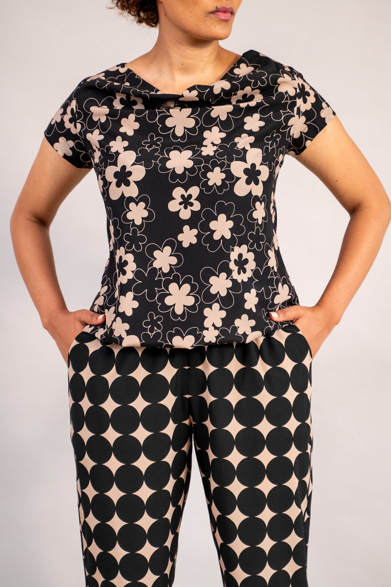 #color_black deepa flowers with beige outline