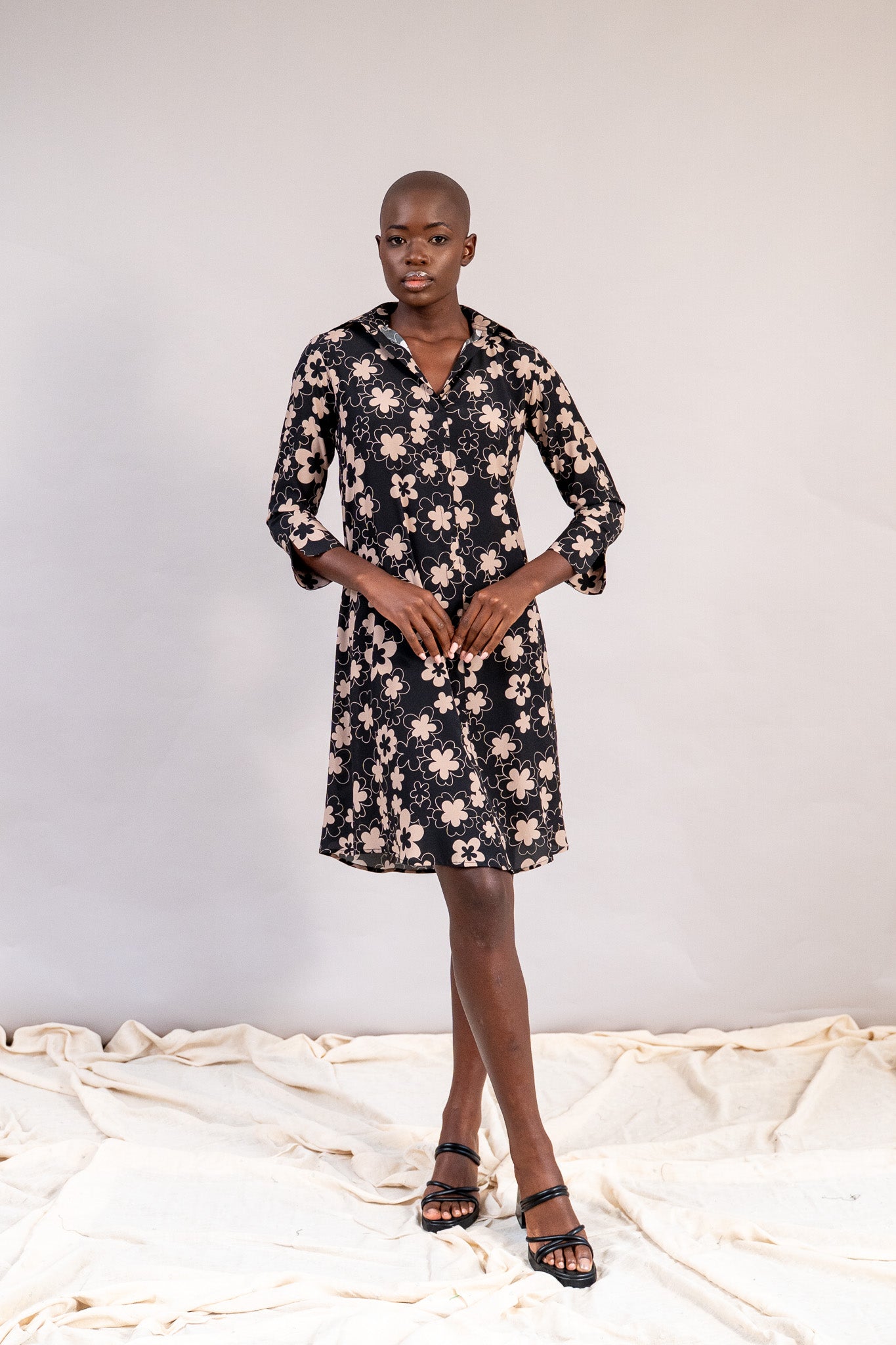 #color_black deepa flowers with beige outline