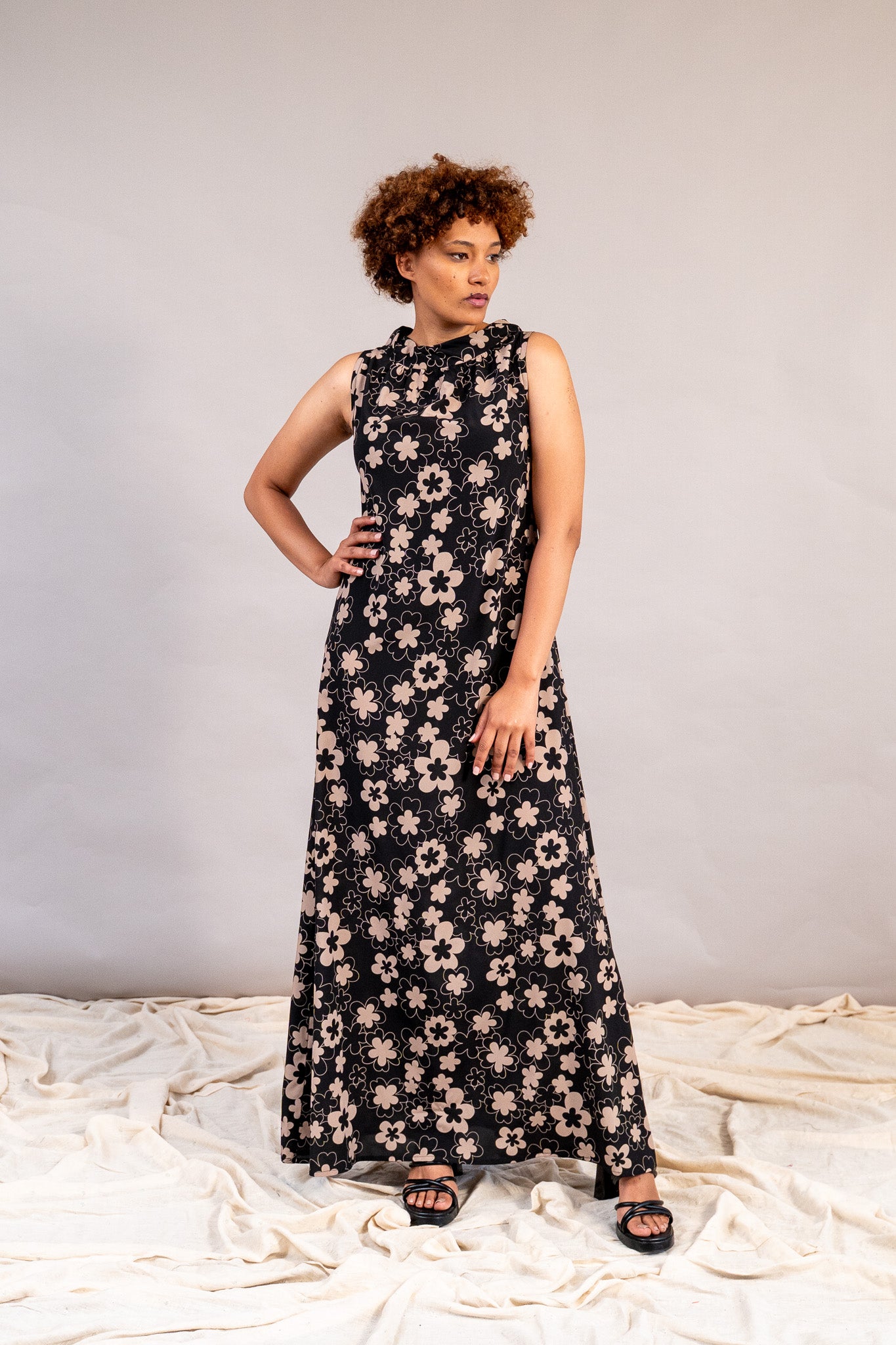 #color_black deepa flowers with beige outline