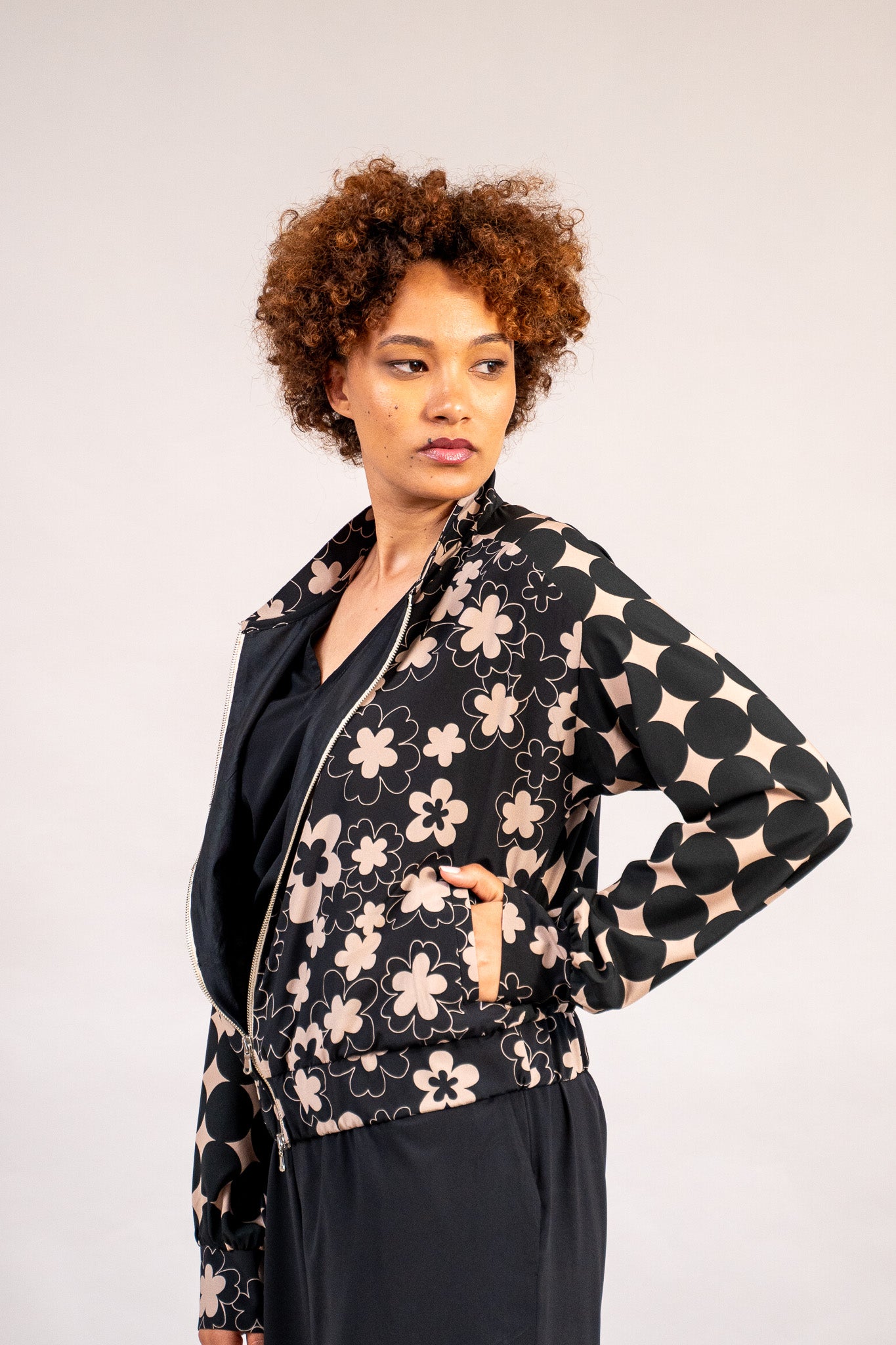 #color_deepa flowers with beige polka dots mixed