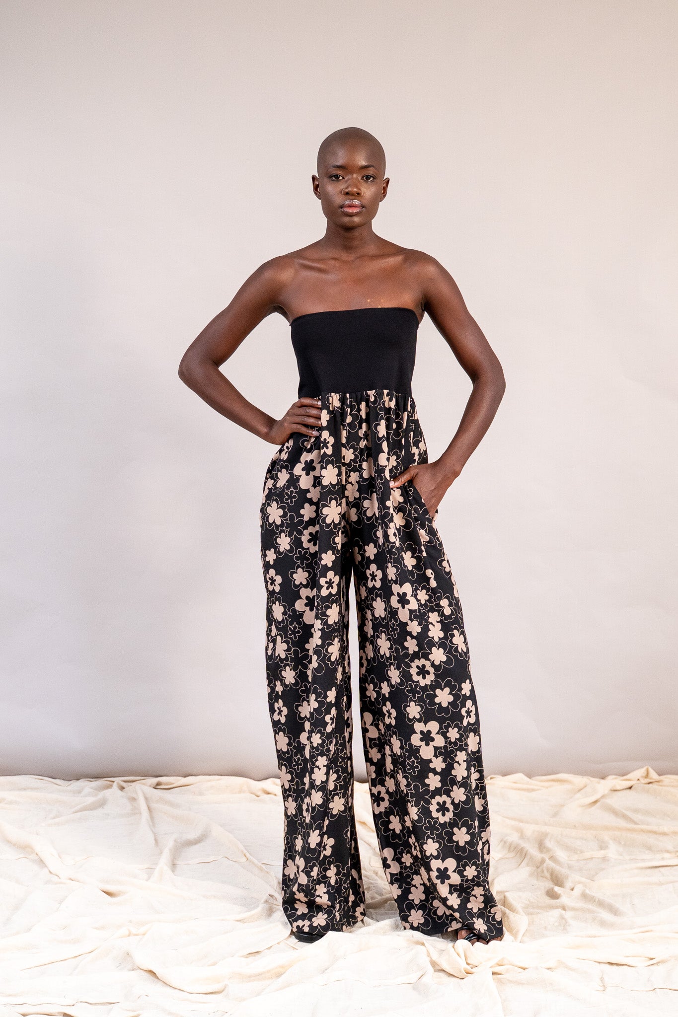 #color_black deepa flowers with beige outline