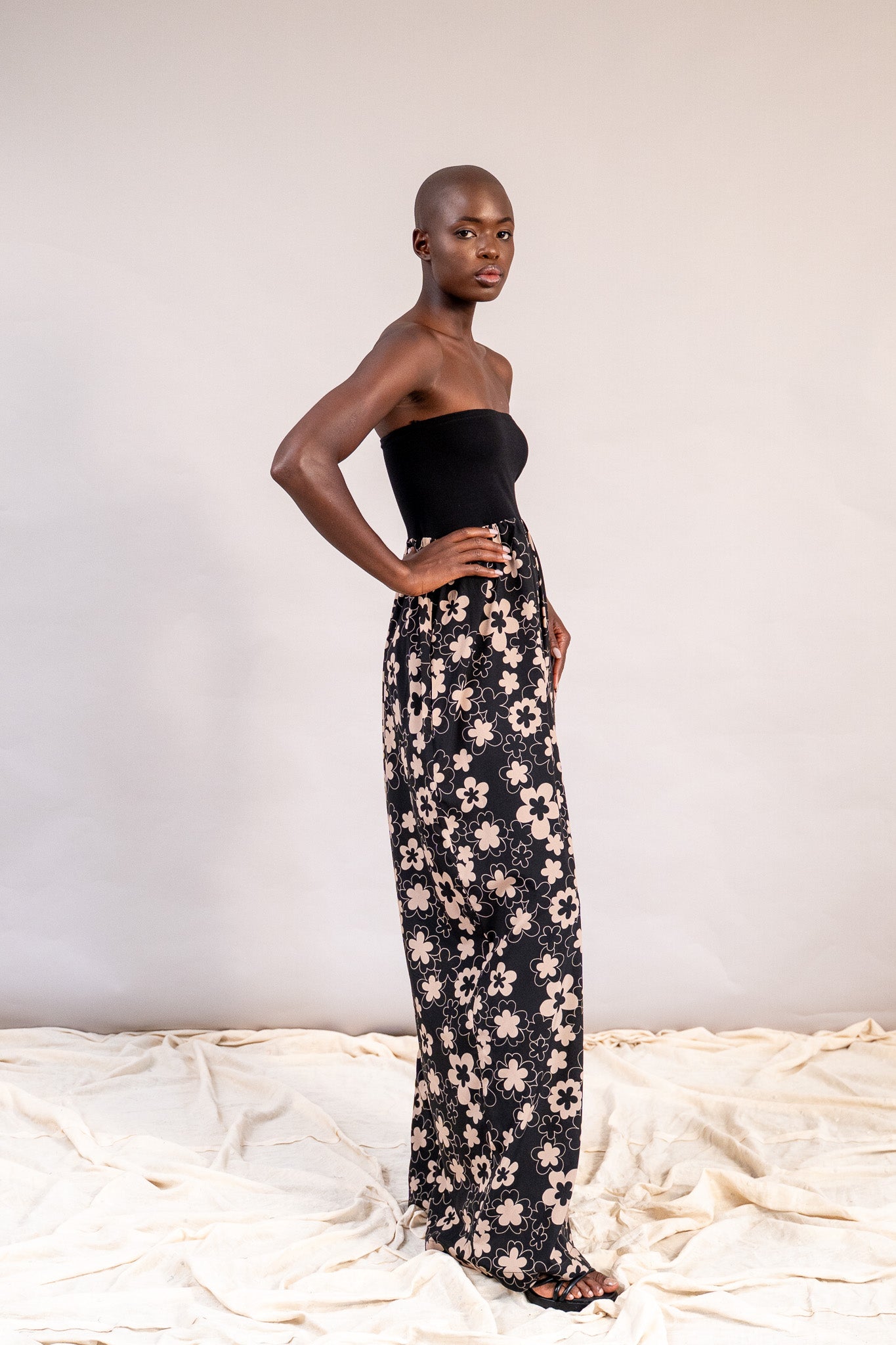 #color_black deepa flowers with beige outline