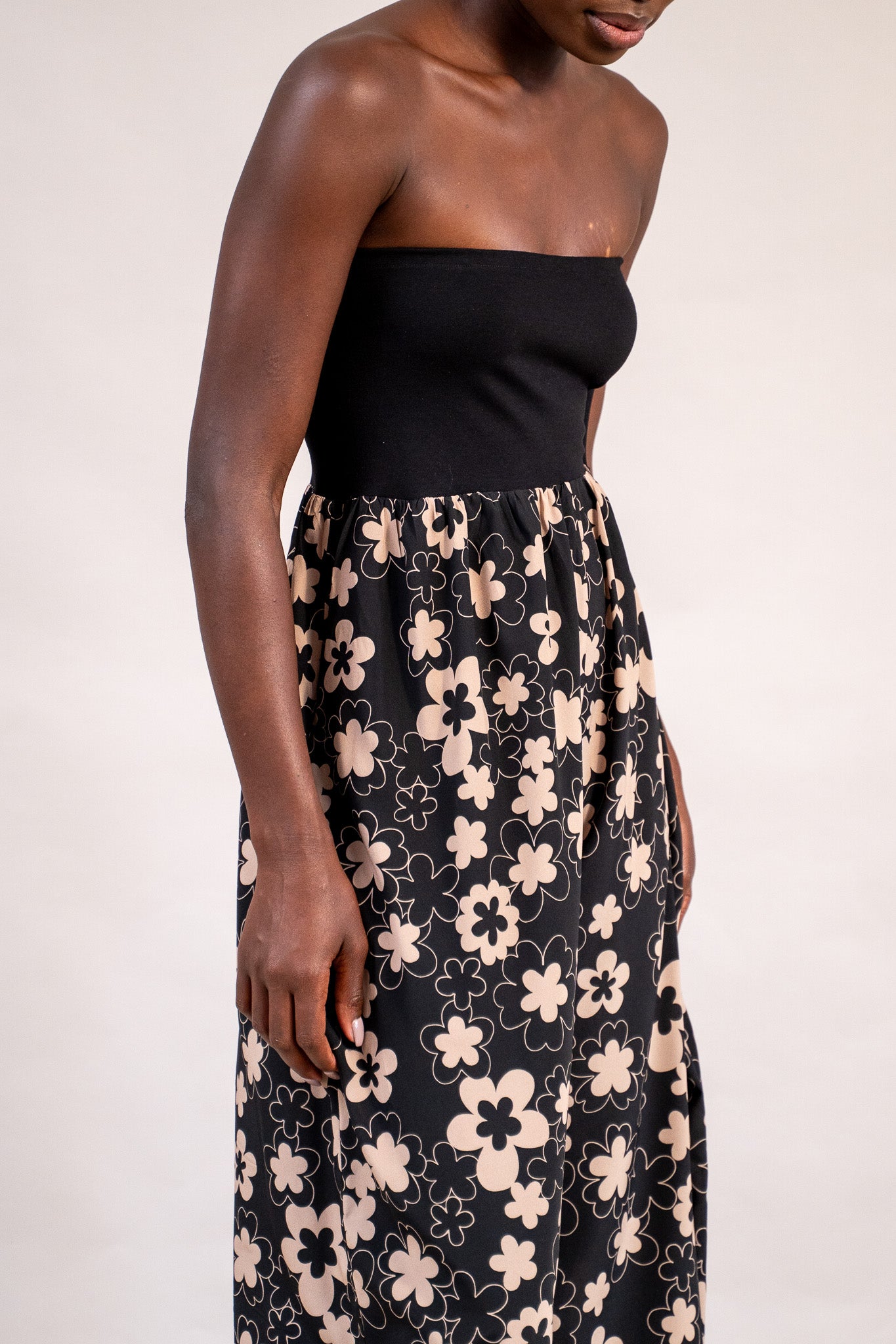#color_black deepa flowers with beige outline