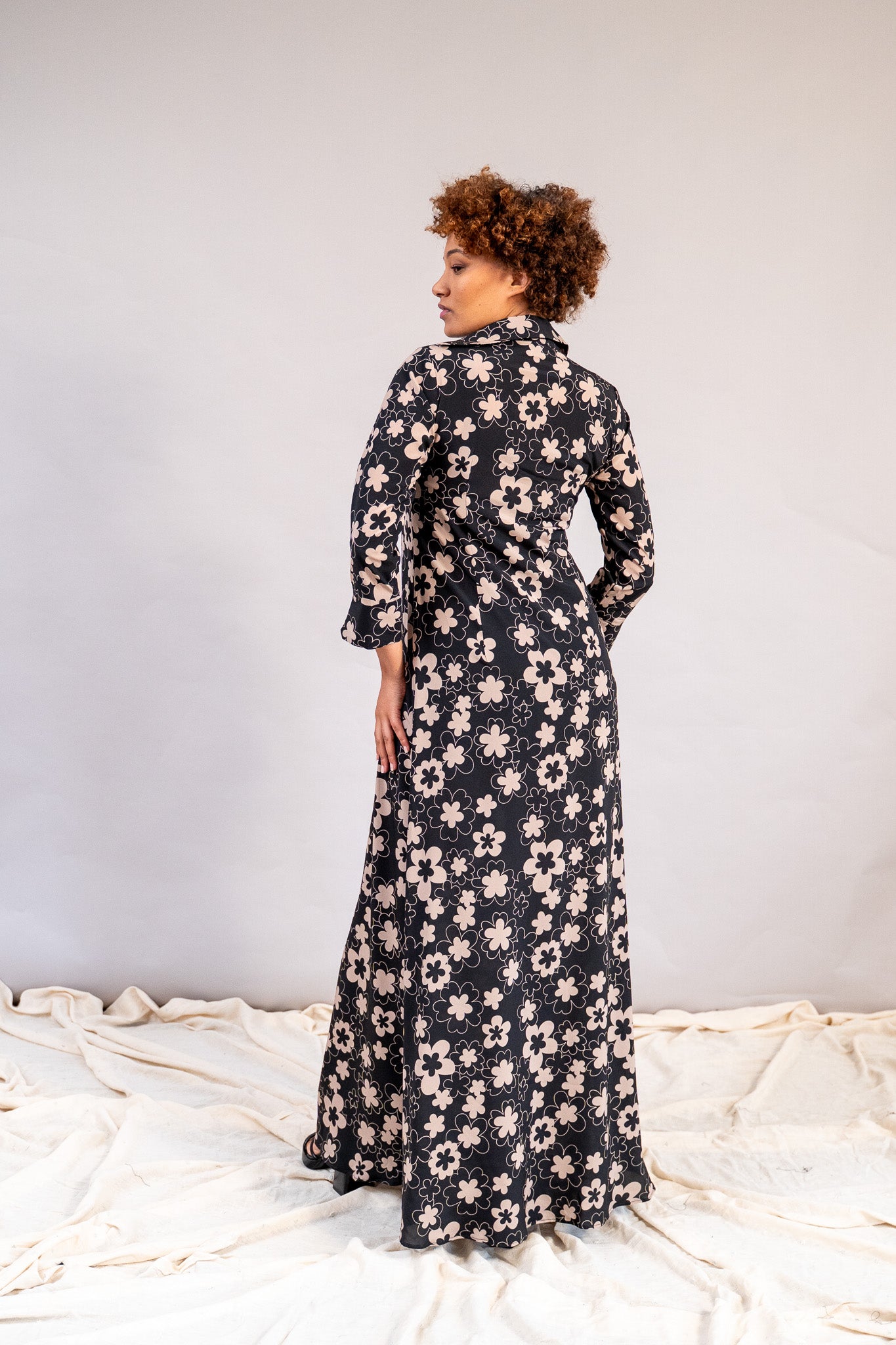 #color_black deepa flowers with beige outline
