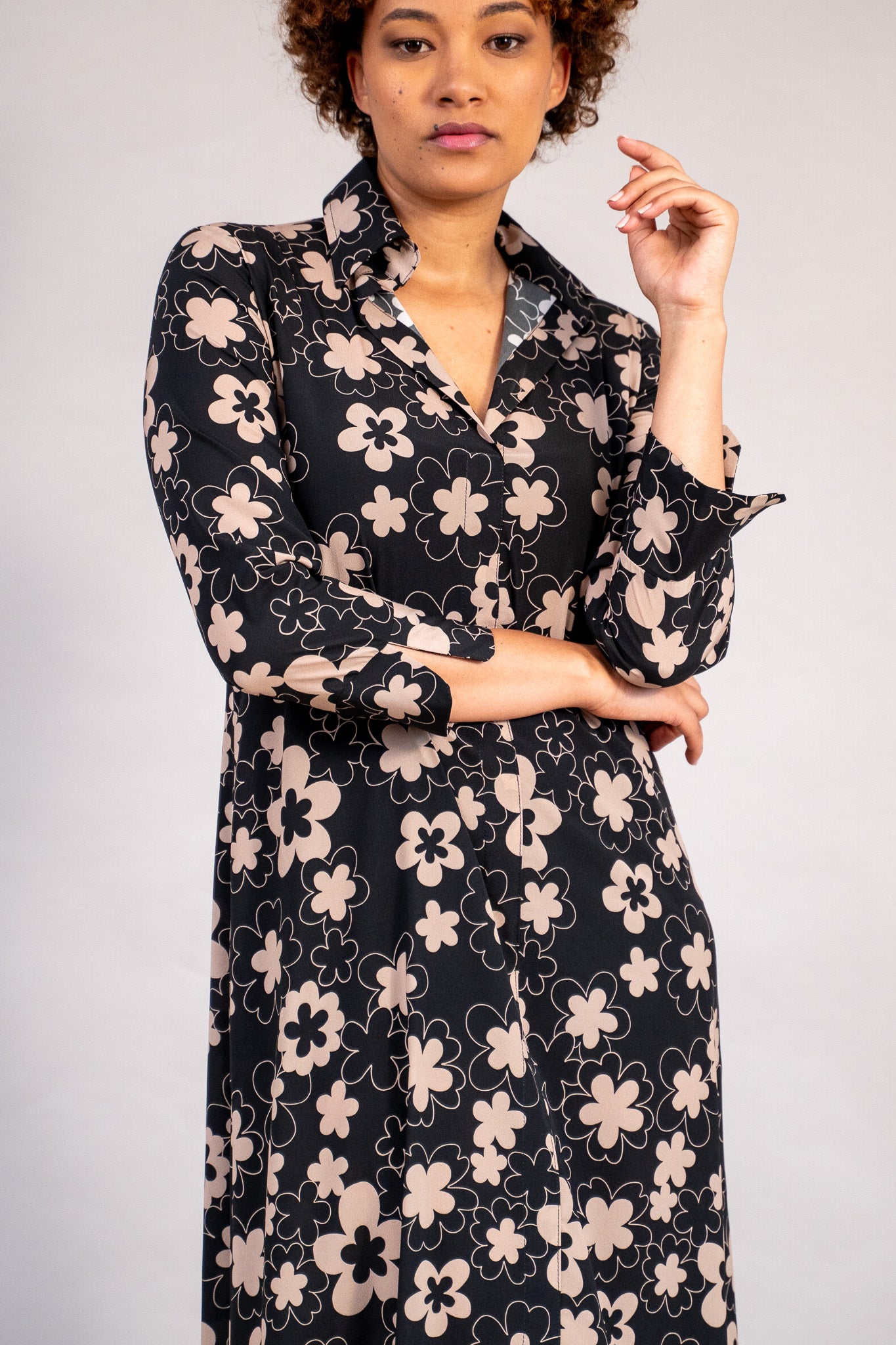 #color_black deepa flowers with beige outline
