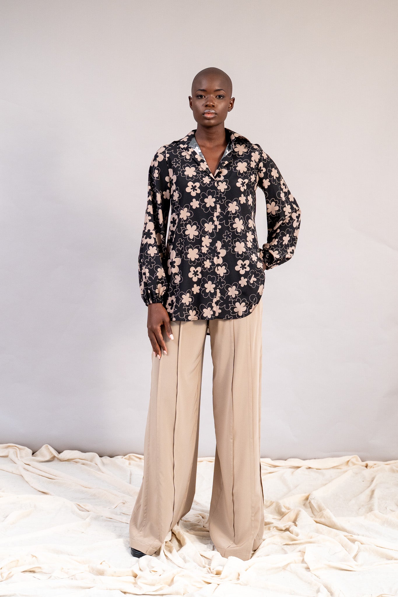 #color_black deepa flowers with beige outline