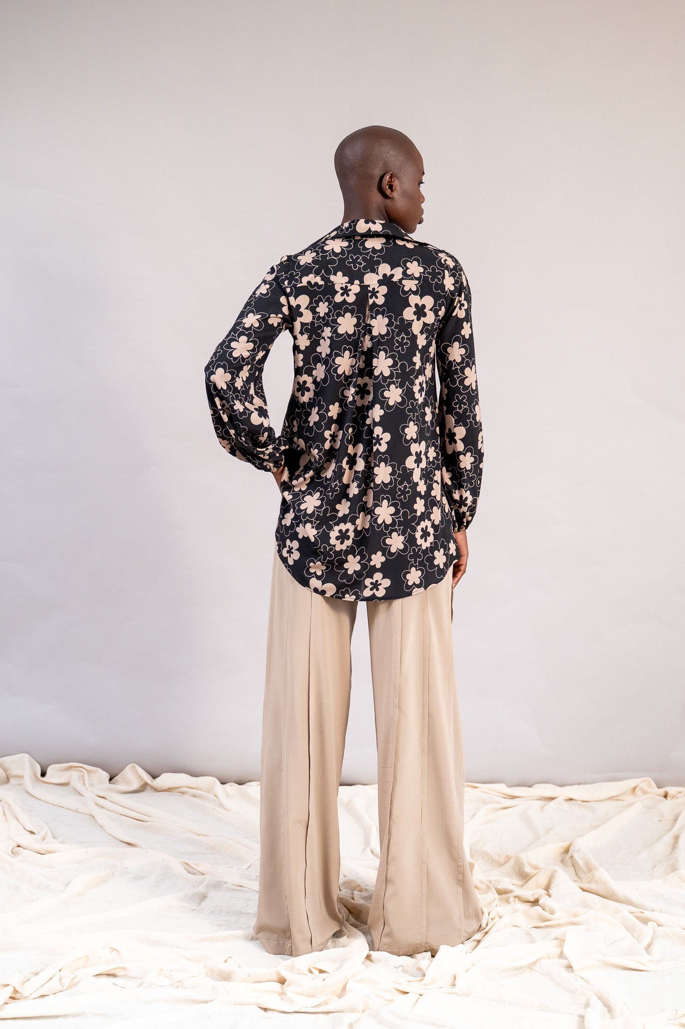 #color_black deepa flowers with beige outline